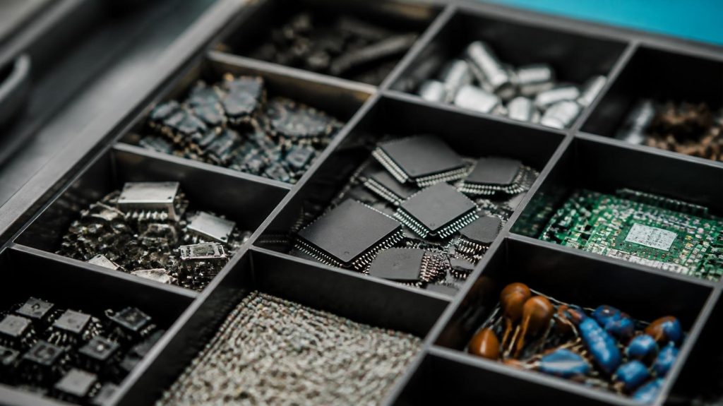 Mikrocontroller, Widerstände, Kondensatoren und weitere elektronische Komponenten als direktes Material in der industriellen Beschaffung.